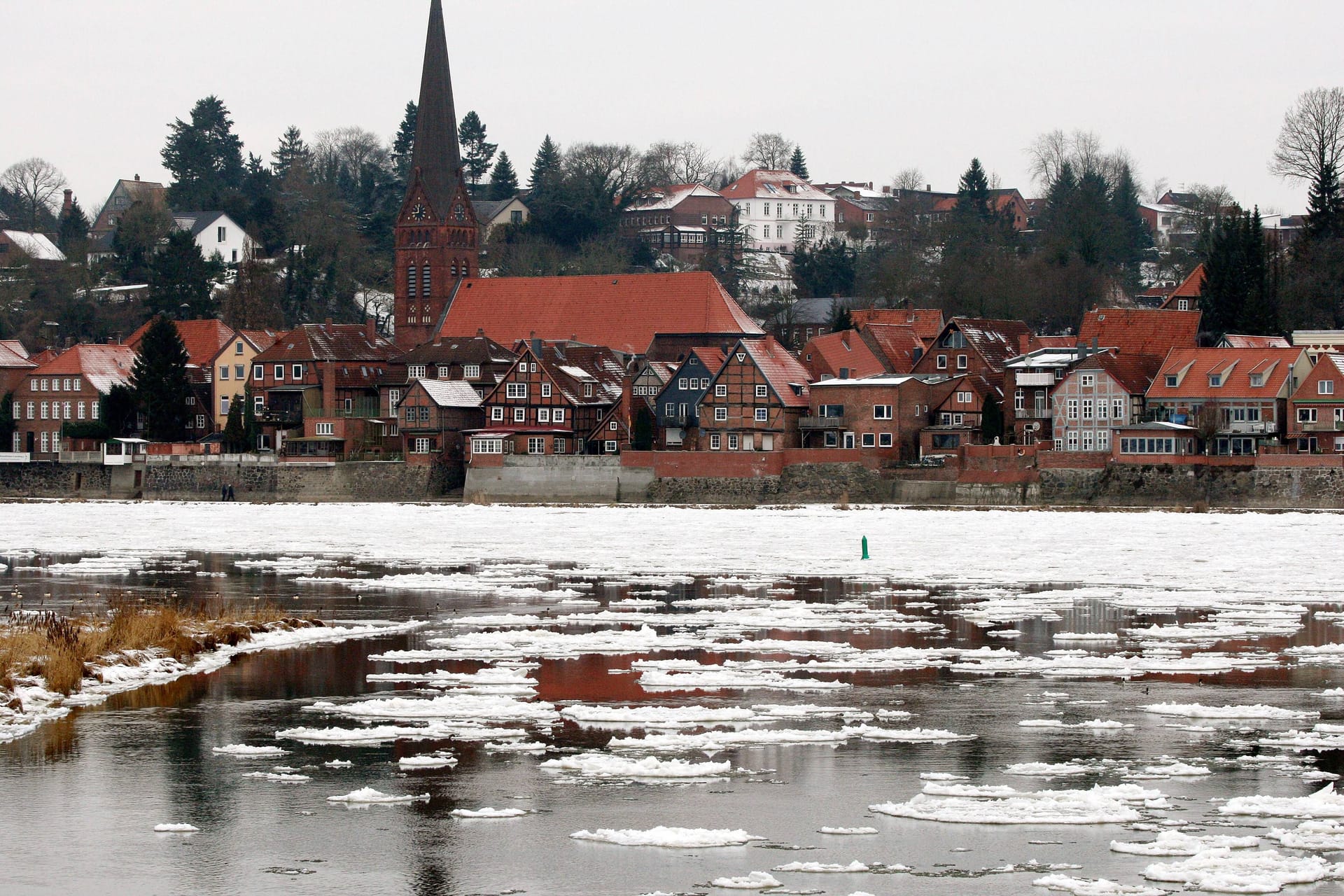 Ein Glühwein am Nikolaustag nach einem kalten Weihnachtsspaziergang mit Blick auf die Elbe ist ein echter Geheimtipp für Norddeutsche.