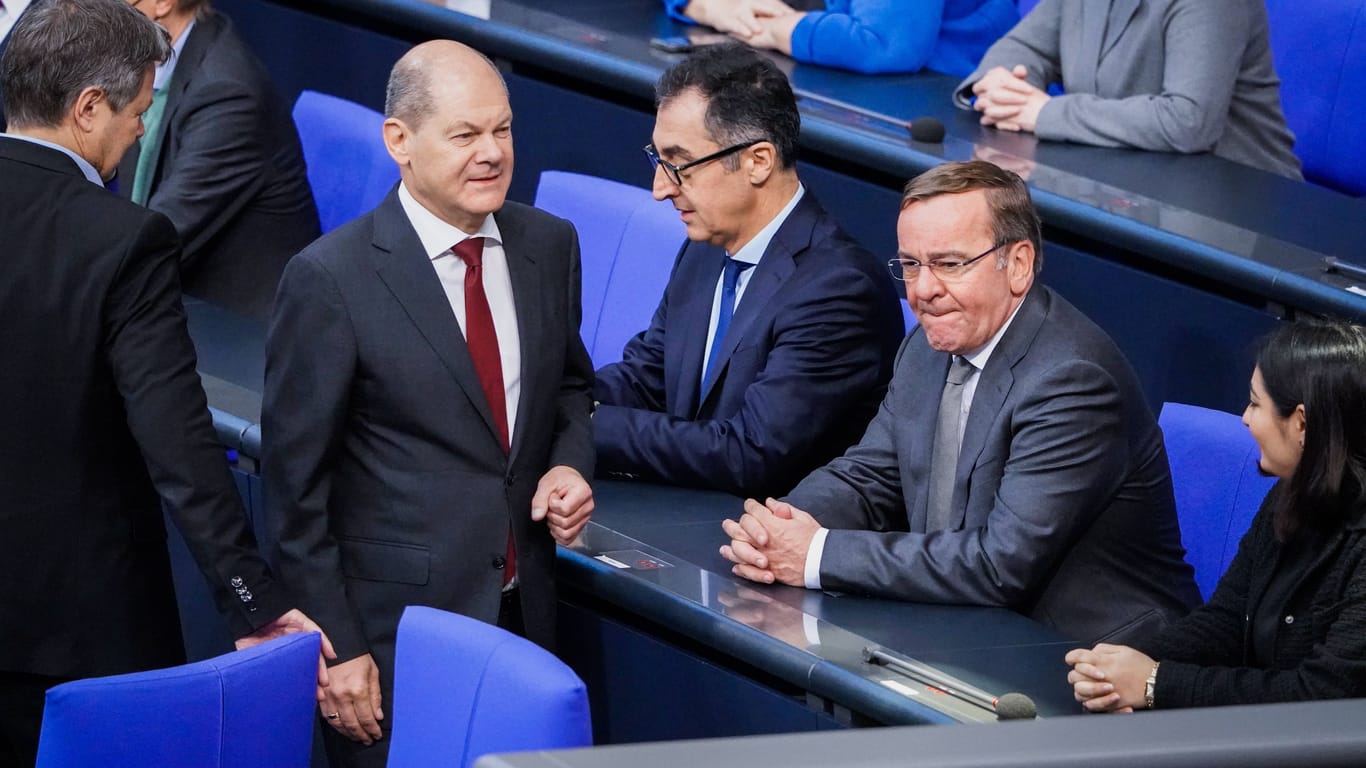 Reges Leben auf der Regierungsbank im Bundestag (Archivbild): Hamburger SPD-Politiker wollen Olaf Scholz (2.v.l.) als Kanzlerkandidaten ablösen.