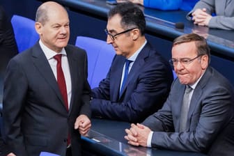 Reges Leben auf der Regierungsbank im Bundestag (Archivbild): Hamburger SPD-Politiker wollen Olaf Scholz (2.v.l.) als Kanzlerkandidaten ablösen.