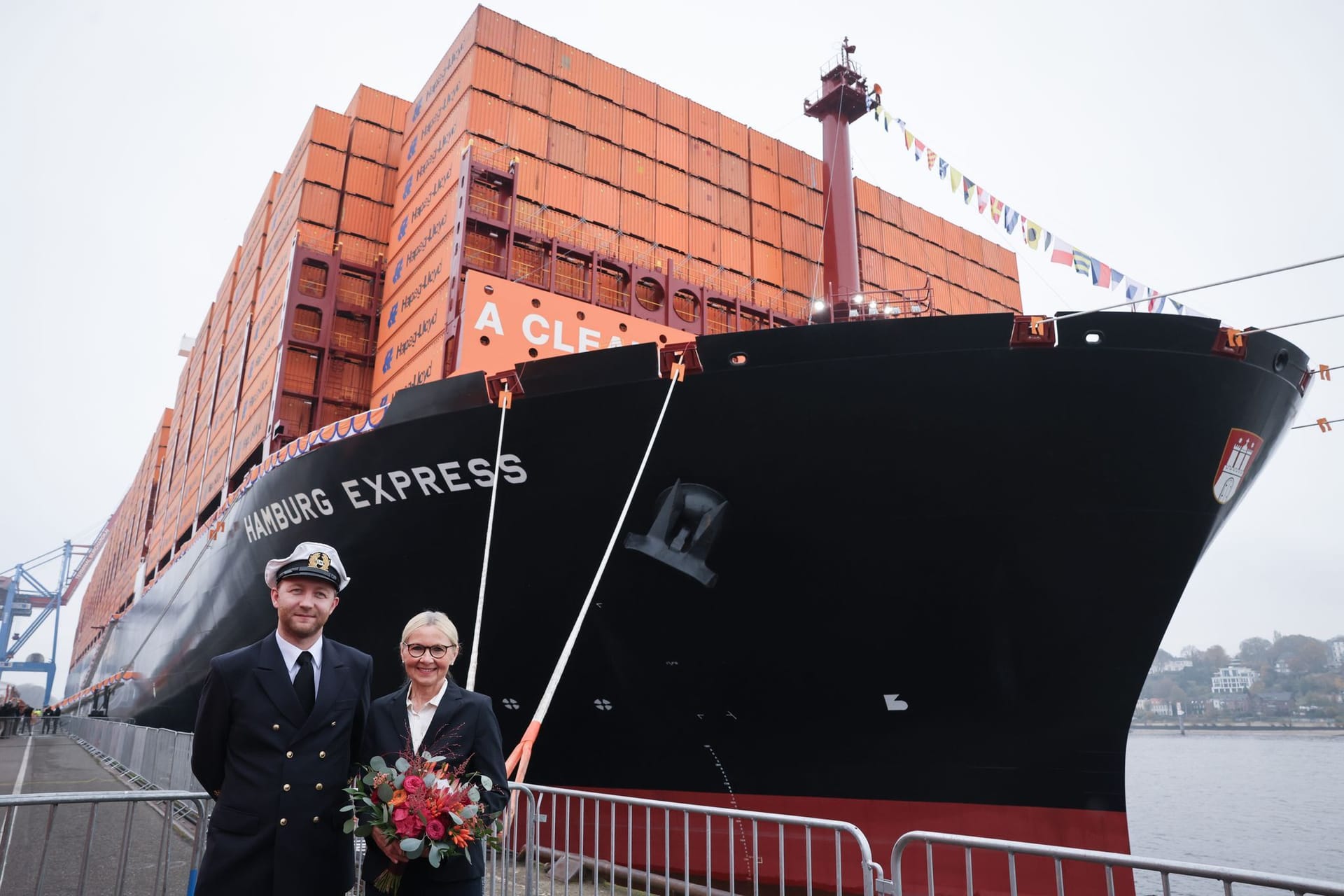 Taufpatin Eva Maria Tschentscher und Henning Dost, Kapitän der "Hamburg Express": Das Schiff soll regelmäßig zwischen Hamburg und Asien pendeln.