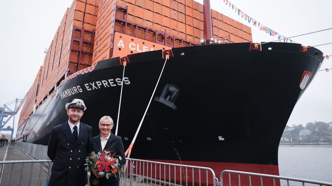 Taufpatin Eva Maria Tschentscher und Henning Dost, Kapitän der "Hamburg Express": Das Schiff soll regelmäßig zwischen Hamburg und Asien pendeln.