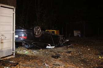 Nur noch Schrott: Der Audi, mit dem das Trio verunglückte, blieb nach dem Überschlag auf dem Dach liegen.