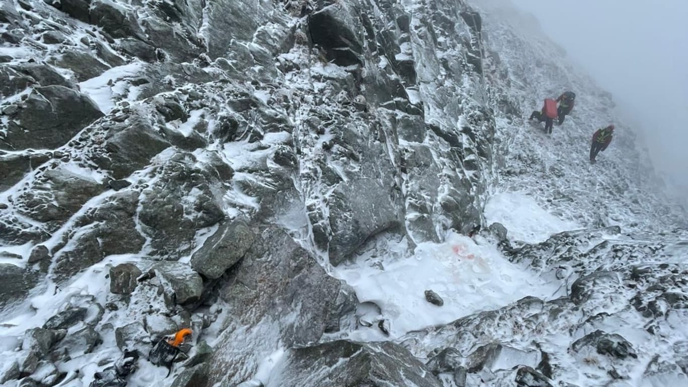 Schwierige Rettung: Der Fels war von einer Eisschicht überzogen.