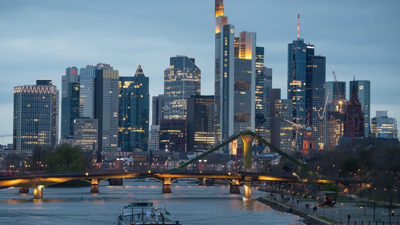 Bankenskyline von Frankfurt am Abend