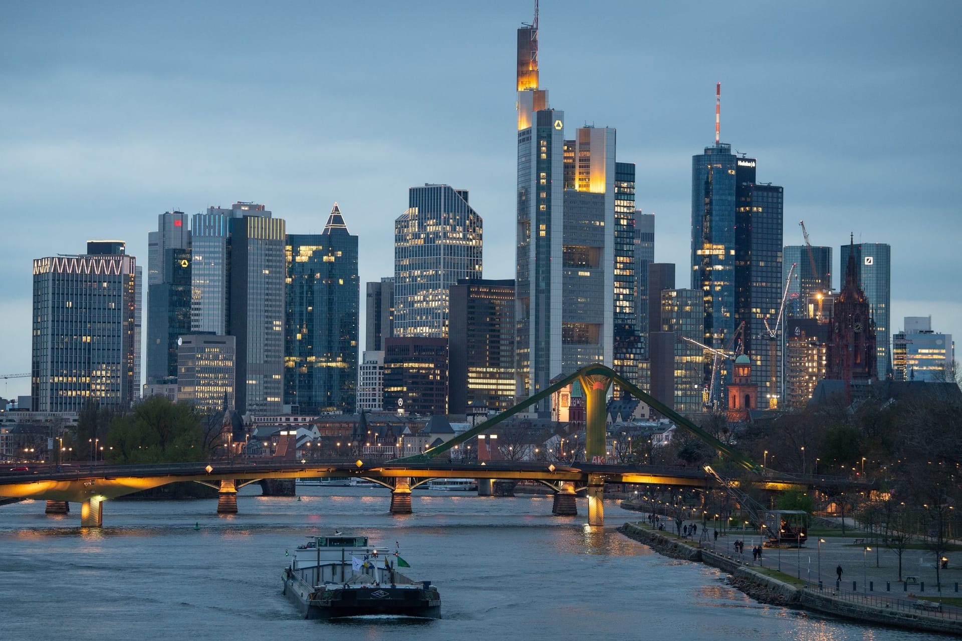 Bankenskyline von Frankfurt am Abend