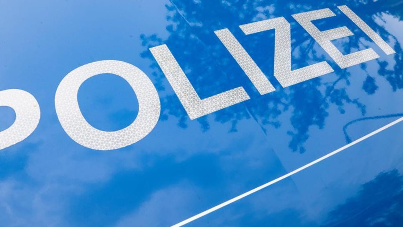 Der Schriftzug "Polizei" auf einem Streifenwagen (Symbolbild): Das Bürgerbüro von Kristian Ronneburg in Berlin ist mit einem Hakenkreuz beschmiert worden.