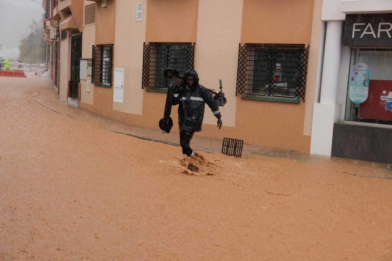 Ein Mann auf einer überfluteten Straße in Malaga: Erneut kam es in Spanien zu starken Regenfällen.