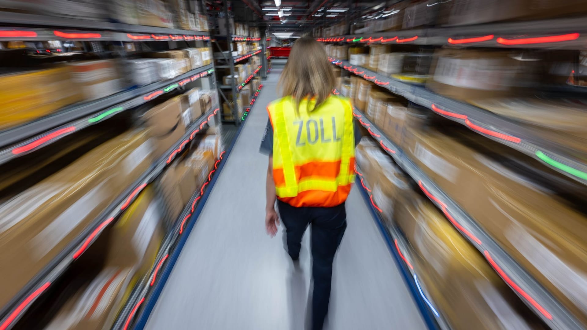 Zollbeamtin am Flughafen Leipzig im DHL Hub