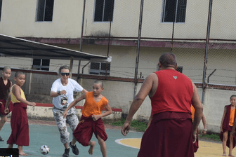 Mit Sonnenbrille und weißem T-Shirt: Laura Dahlmeier jagte in Indien dem Ball hinterher.