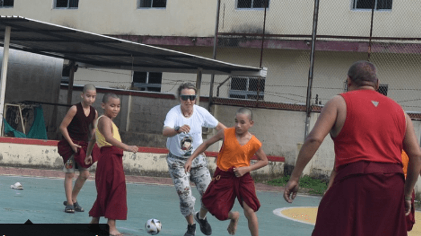 Mit Sonnenbrille und weißem T-Shirt: Laura Dahlmeier jagte in Indien dem Ball hinterher.