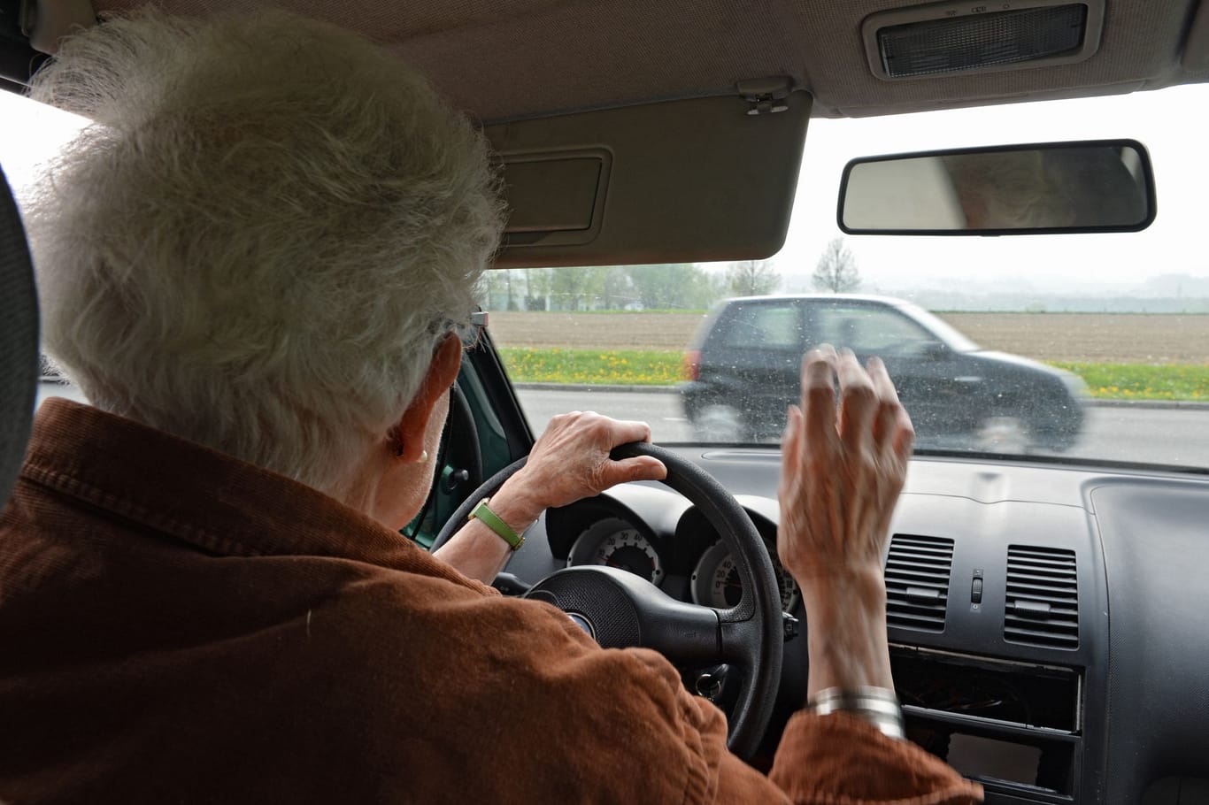 Ältere Person im Auto