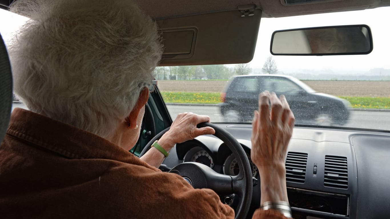 Ältere Person im Auto