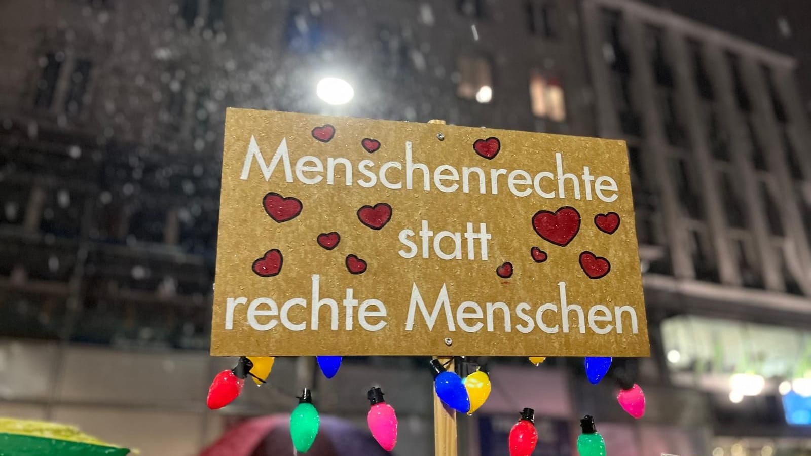 Nur wenige Demonstrations-Schilder trotzen dem Wetter: Dieses aus Holz gefertigte tut es.