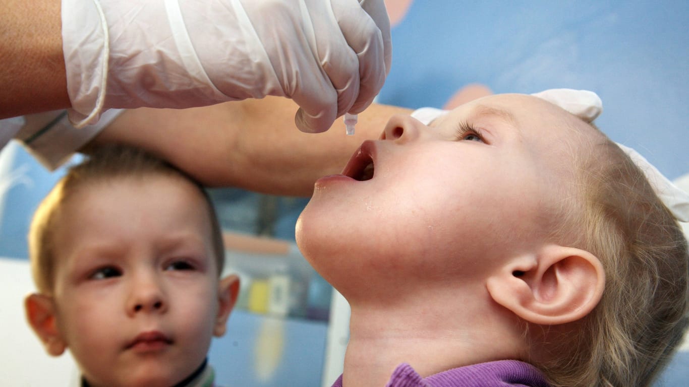 Kind wird gegen Polio mit Schluckimpfung immunisiert (Symbolbild): Im Abwasser in Hamburg sind Polio-Virent entdeckt worden.