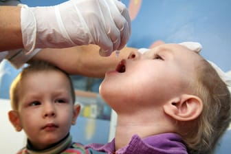 Kind wird gegen Polio mit Schluckimpfung immunisiert (Symbolbild): Im Abwasser in Hamburg sind Polio-Virent entdeckt worden.