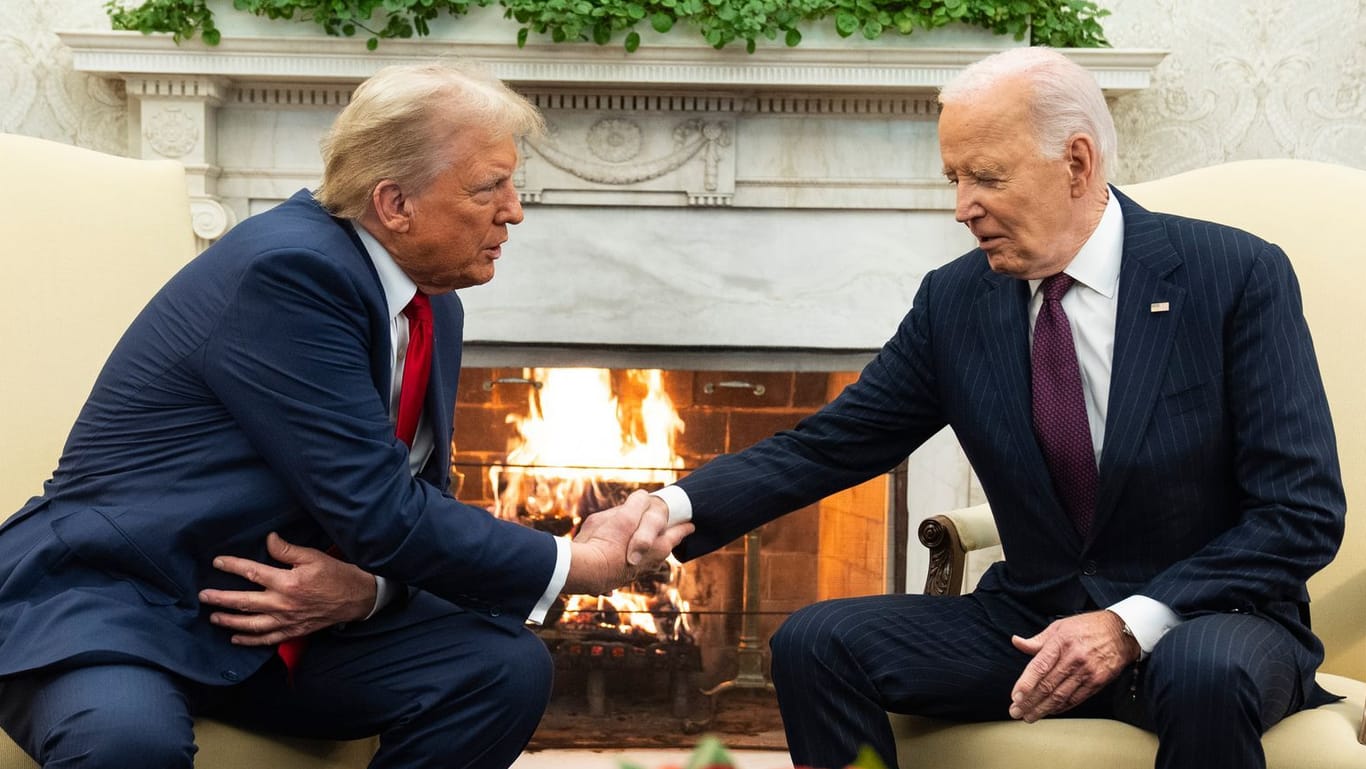 Joe Biden (r) und Donald Trump: Die beiden treffen im Weißen Haus aufeinander.