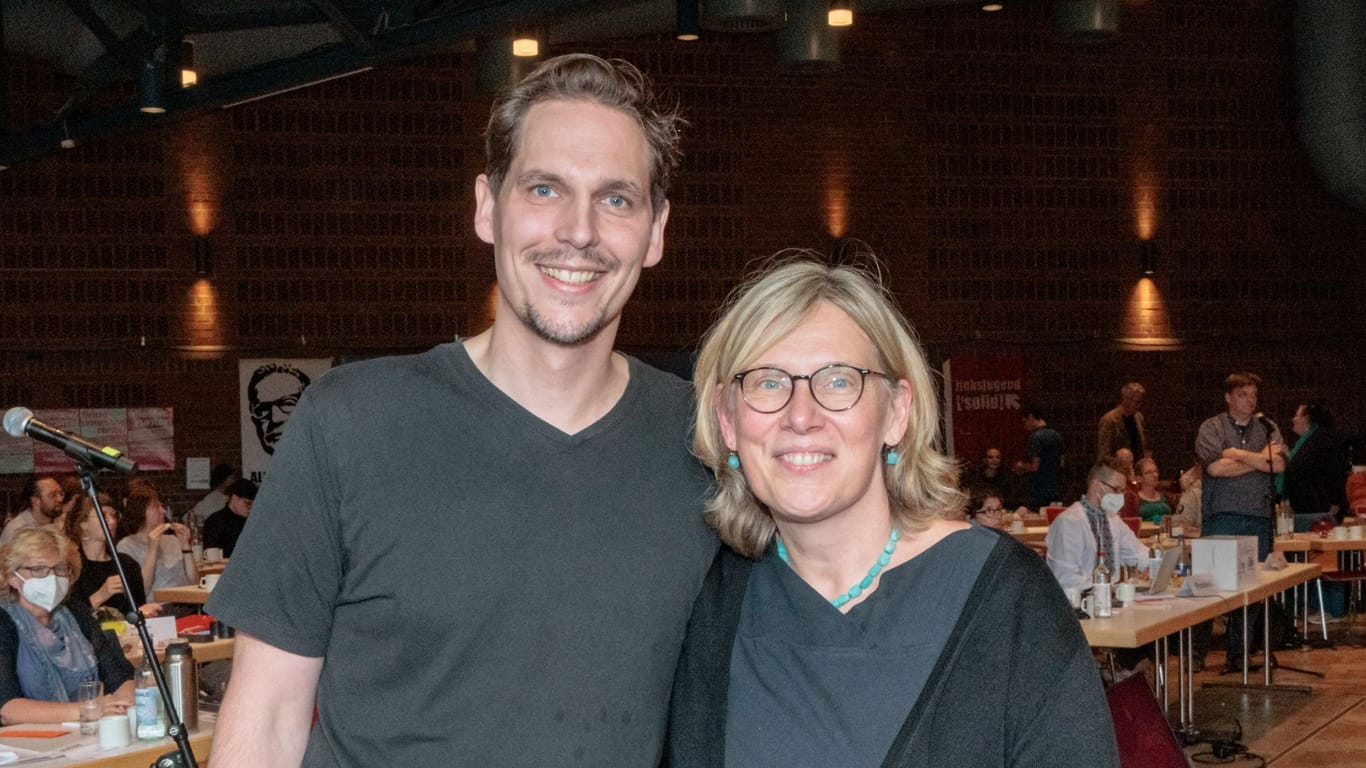 ARCHIV - 10.09.2022, Hamburg: Thomas Iwan und Sabine Ritter stehen auf einem Landesparteitag der Partei Die Linke, Landesverband Hamburg, zusammen.