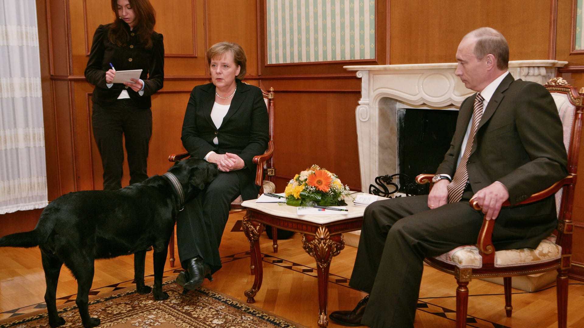 Diplomatie der Einschüchterung: Putin (r.) bringt Hündin Koni mit zum Treffen mit Merkel in Sotschi 2007.