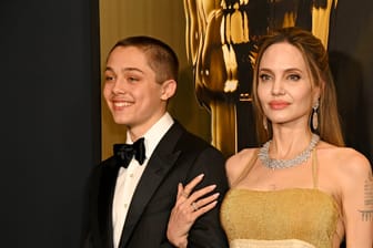 Angelina Jolie mit ihrem Sohn Knox: Eigentlich hält der 16-Jährige sich eher im Hintergrund.