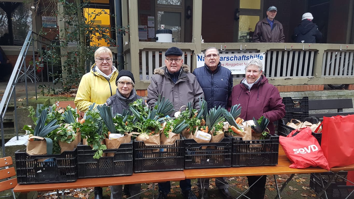 Ehrenamtliche des SoVD Braunschweig bei einem früheren Wintermarkt.