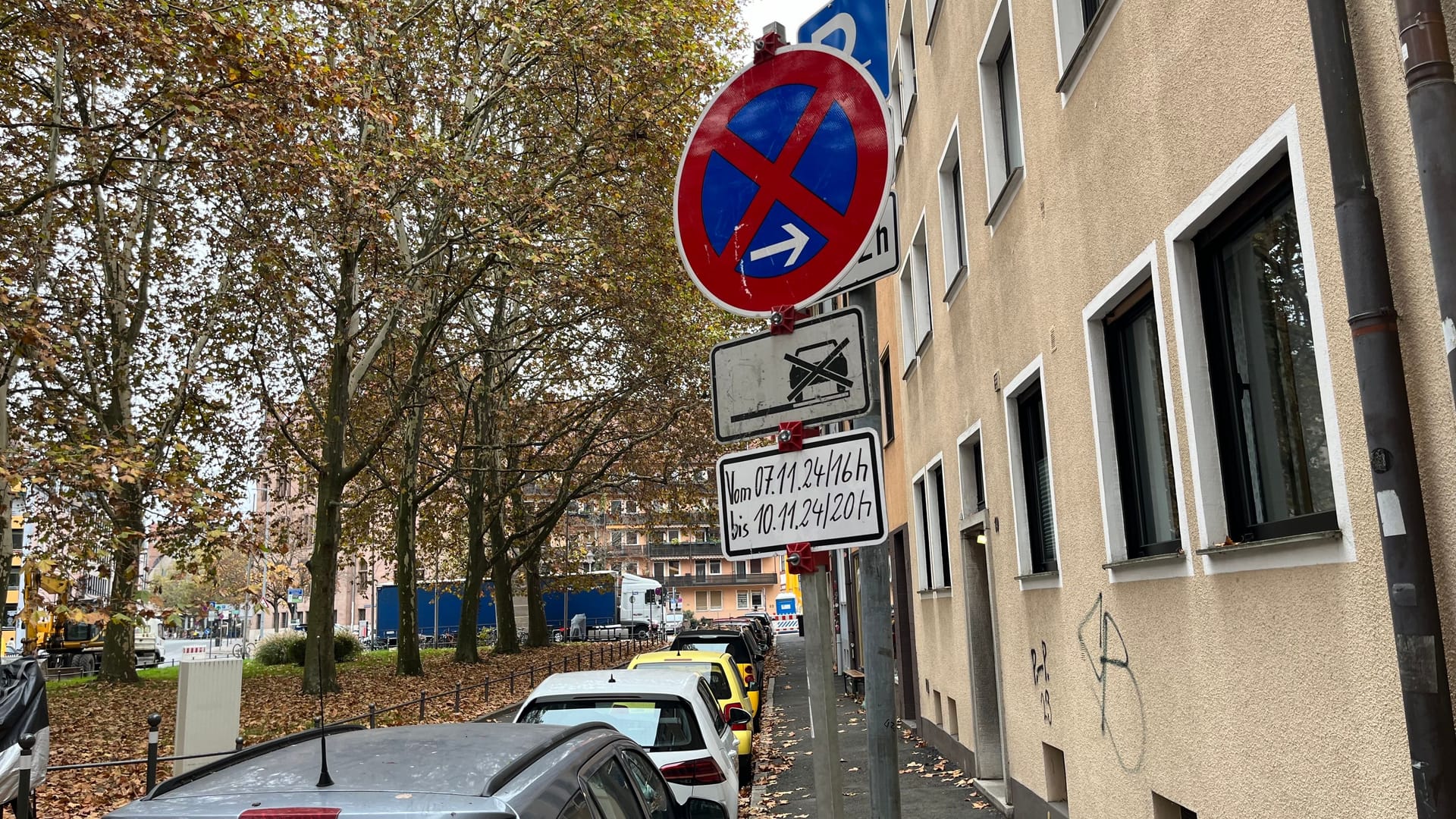 Ein Halteverbot am Maxplatz: Anwohner müssen sich von Freitag bis Sonntag woanders einen Parklatz suchen.