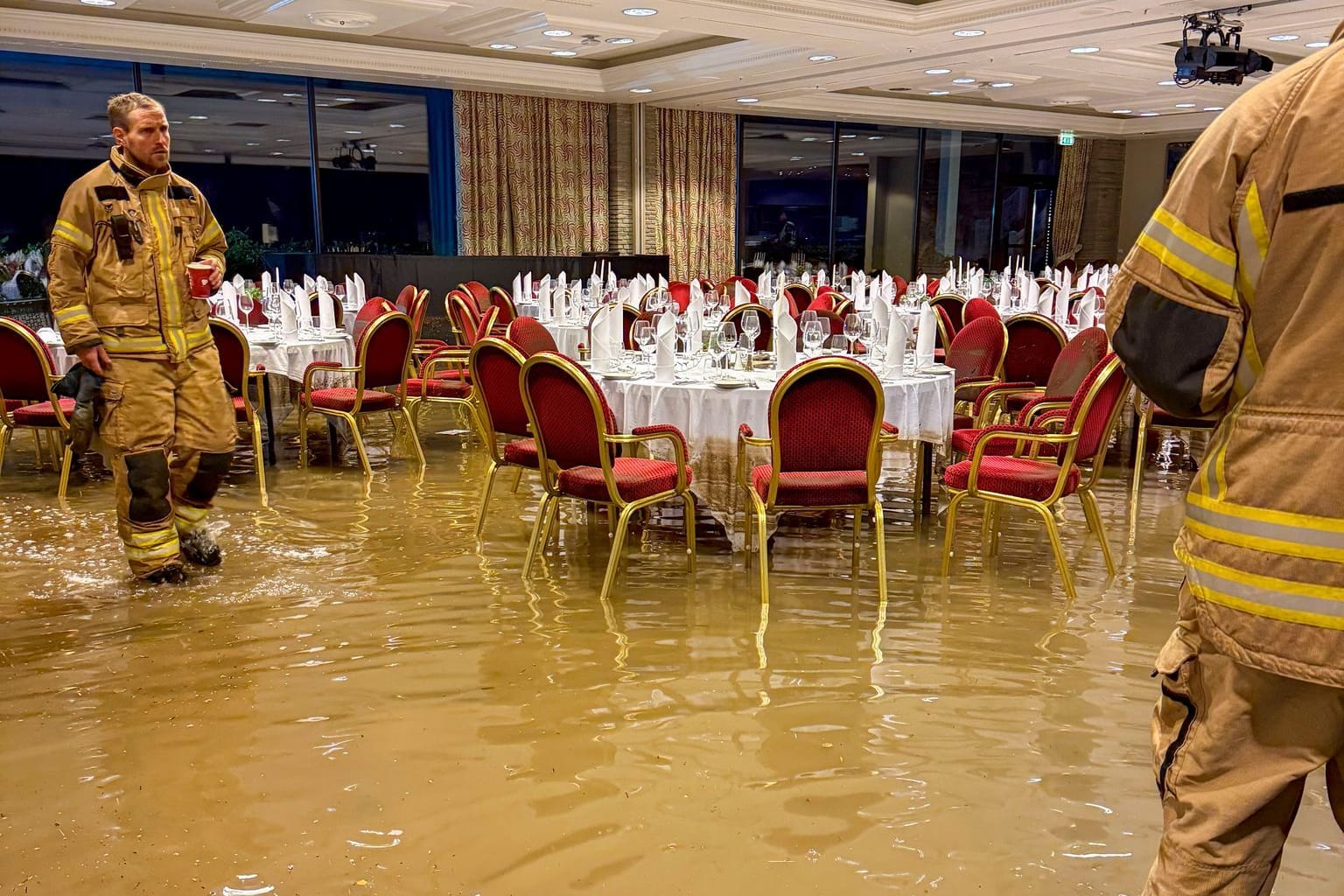 In der Nacht auf Freitag wurde das Hotel Ullensvang in Westnorwegen durch die heftigen Regenfälle des Extremwetters "Jakob" überschwemmt.