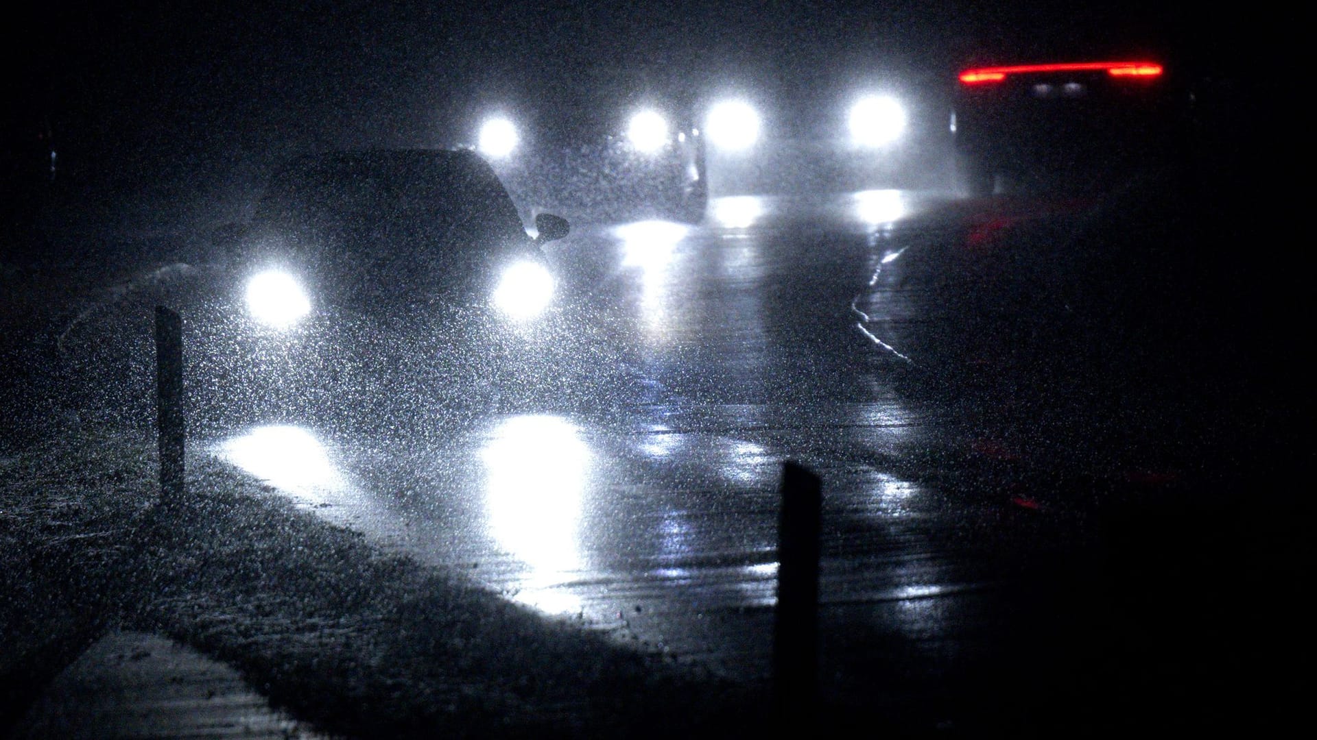 Autos fahren im Schneetreiben auf einer Straße: Der Deutsche Wetterdienst hatte schon am Donnerstag eine Unwetterwarnung vor starkem Schneefall herausgegeben.