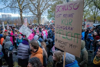 Protest vor dem Rathaus: Zahlreiche Menschen demonstrierten gegen Kürzungen im Sozial- und Kulturbereich.