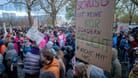 Protest vor dem Rathaus: Zahlreiche Menschen demonstrierten gegen Kürzungen im Sozial- und Kulturbereich.