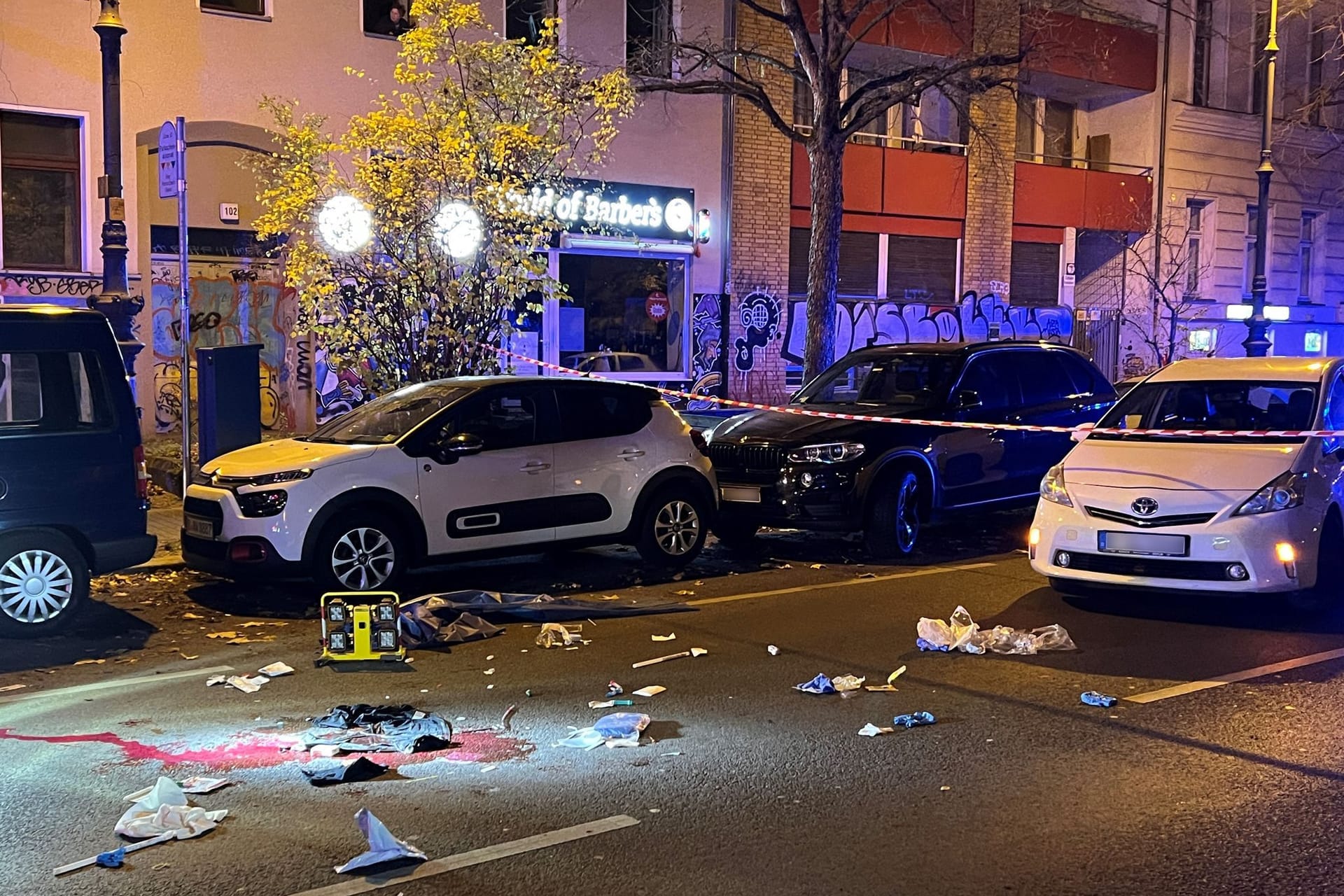 Der Tatort: Auf der Straße ist eine Blutlache zu sehen.