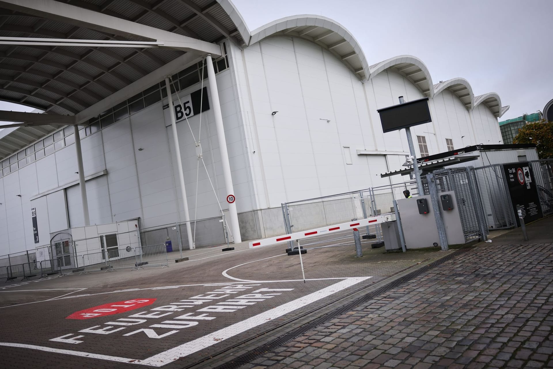 Außenansicht der Messehalle B5: Hier wurden schon in den vergangenen zwei Jahren Geflüchtete untergebracht.