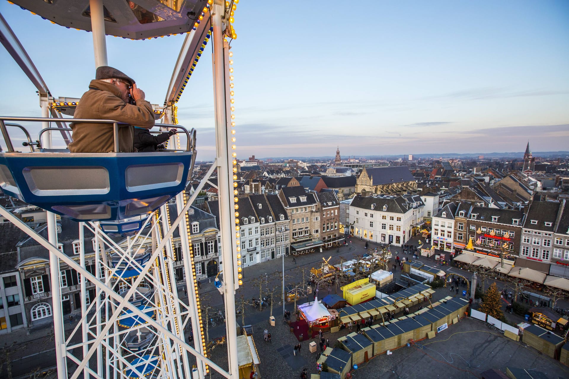 Der Blick vom Riesenrad auf den Maastrichter Weihnachtsmarkt (Archivbild): Ab dem 28. November kann man in der historischen Innenstadt unter besonderem Ambiente bummeln.