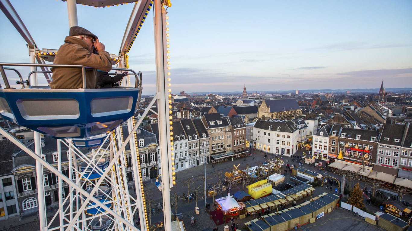 Der Blick vom Riesenrad auf den Maastrichter Weihnachtsmarkt (Archivbild): Ab dem 28. November kann man in der historischen Innenstadt unter besonderem Ambiente bummeln.