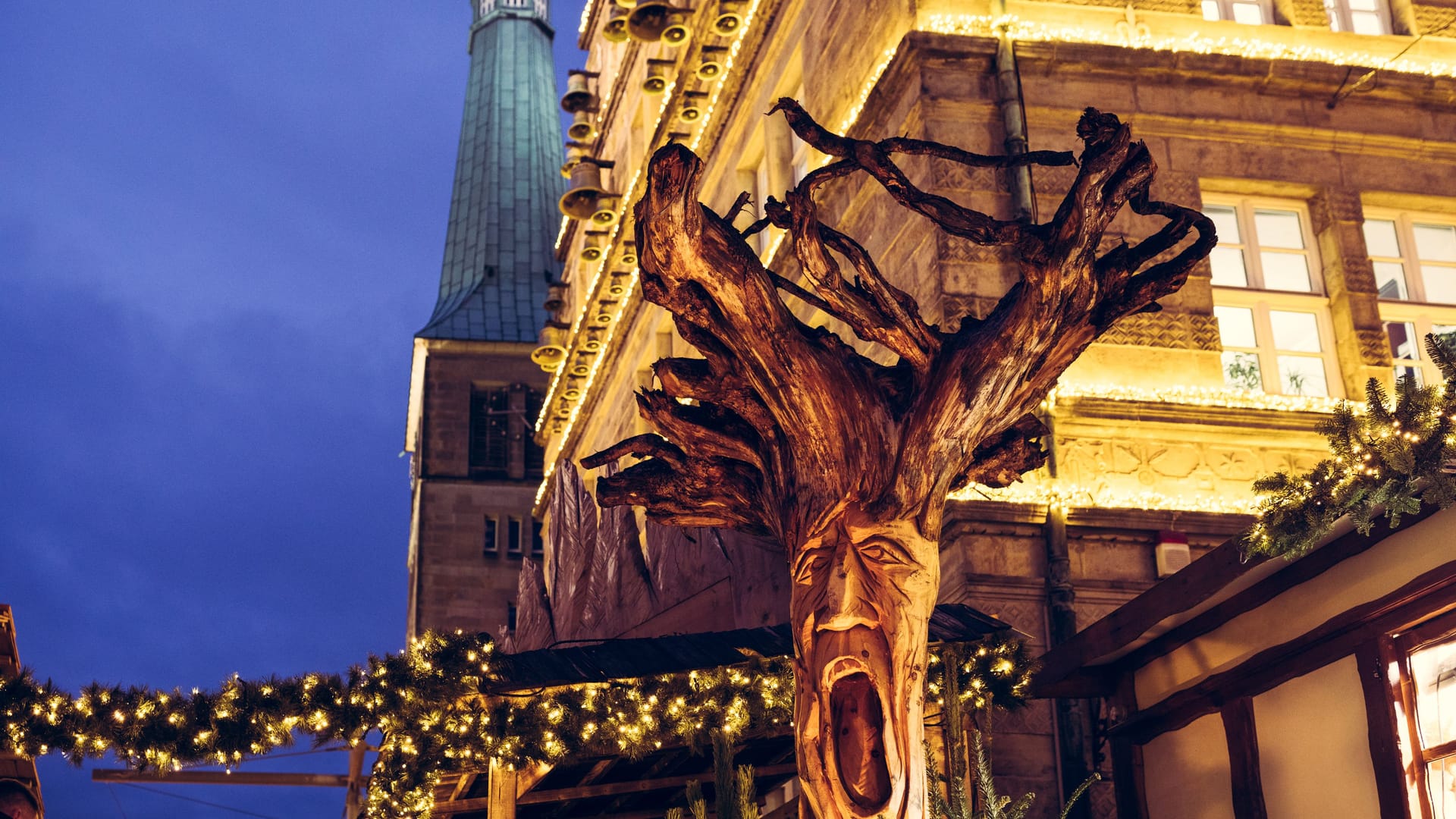 Festlicher Lichterglanz: Der Weihnachtsmarkt in Hameln erstrahlt in warmem Licht.