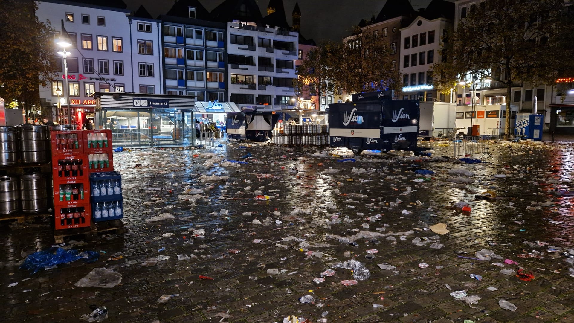 Ein unschöner Anblick: Der Heumarkt ist übersät von Müll.