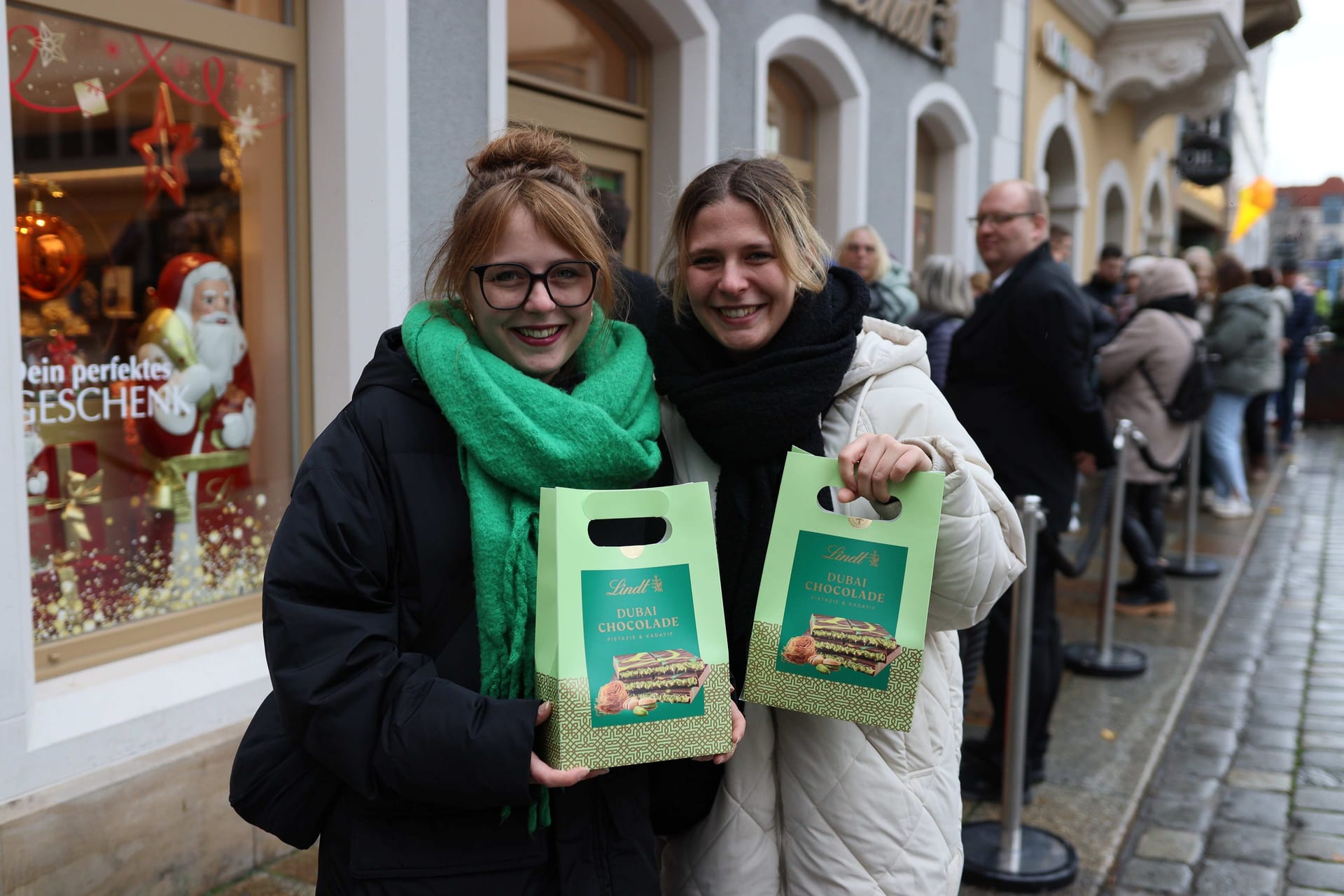 Dresden: Das Anstehen hat sich gelohnt – die beiden Frauen haben die begehrte Dubai-Schokolade von Lindt ergattert.