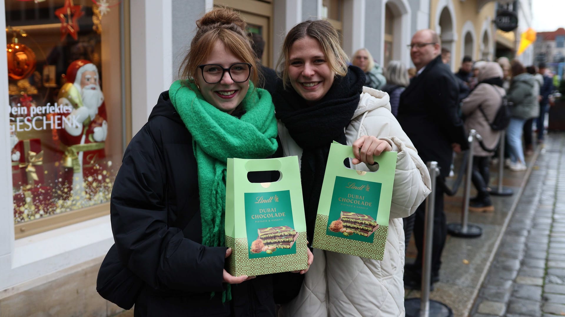 Dresden: Das Anstehen hat sich gelohnt – die beiden Frauen haben die begehrte Dubai-Schokolade von Lindt ergattert.