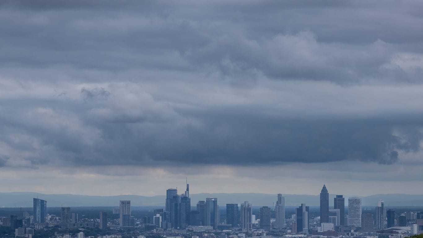 Dunkle Wolken über Bankenskyline von Frankfurt/Main