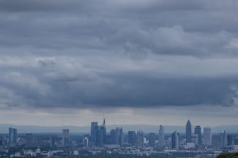 Dunkle Wolken über Bankenskyline von Frankfurt/Main