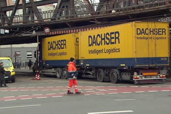 Festgefahren: Der Sattelschlepper konnte sich nicht mehr nach vorne und nach hinten bewegen.