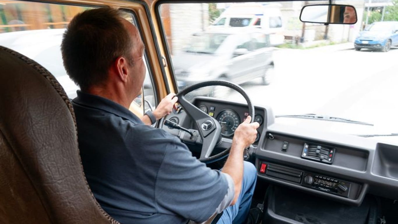 Echte Fahrarbeit: So leicht – unterstützt durch viele elektronische Helferlein – wie heute geht es im alten Mercedes-Wohnmobil noch nicht voran.