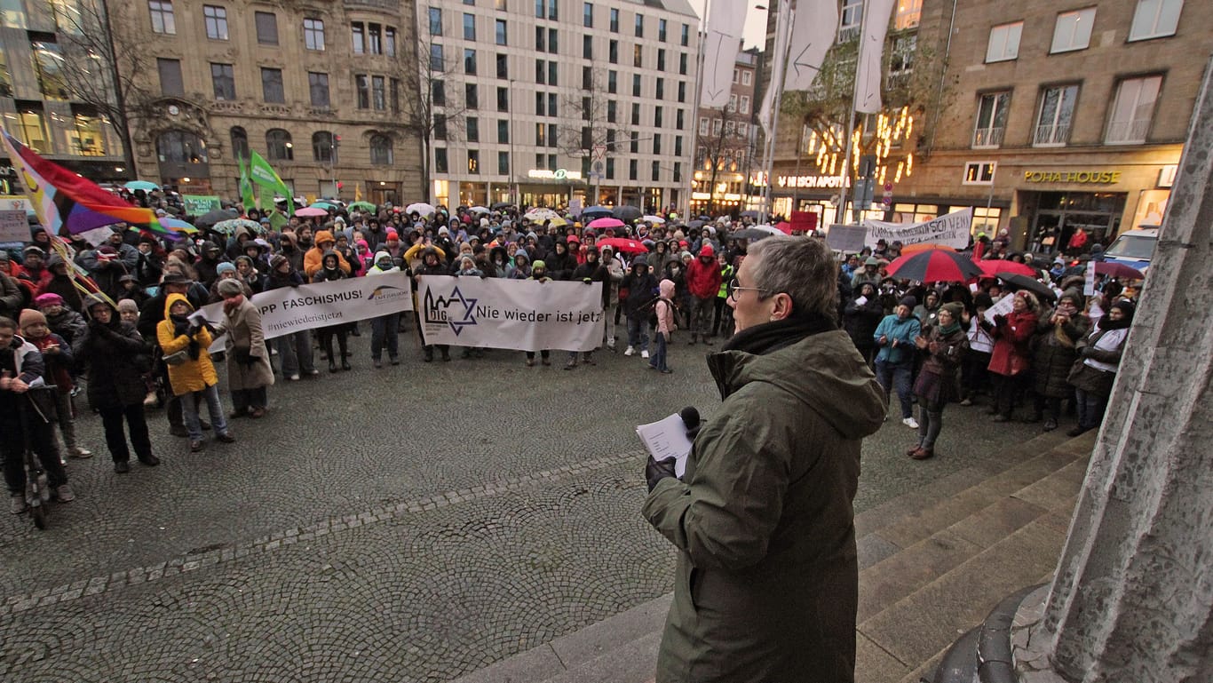 Oberbürgermeisterin Sibylle Keupen sprach bei der Kundgebung am Theater zu den Demonstranten.