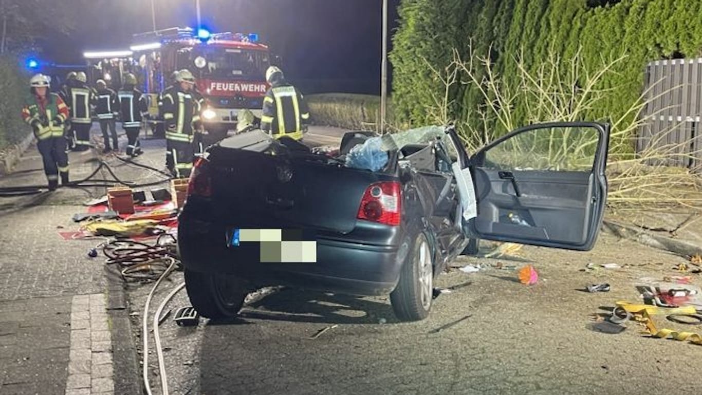 Trümmerfeld an der Unfallstelle: Für zwei Insassen kam jede Hilfe zu spät.