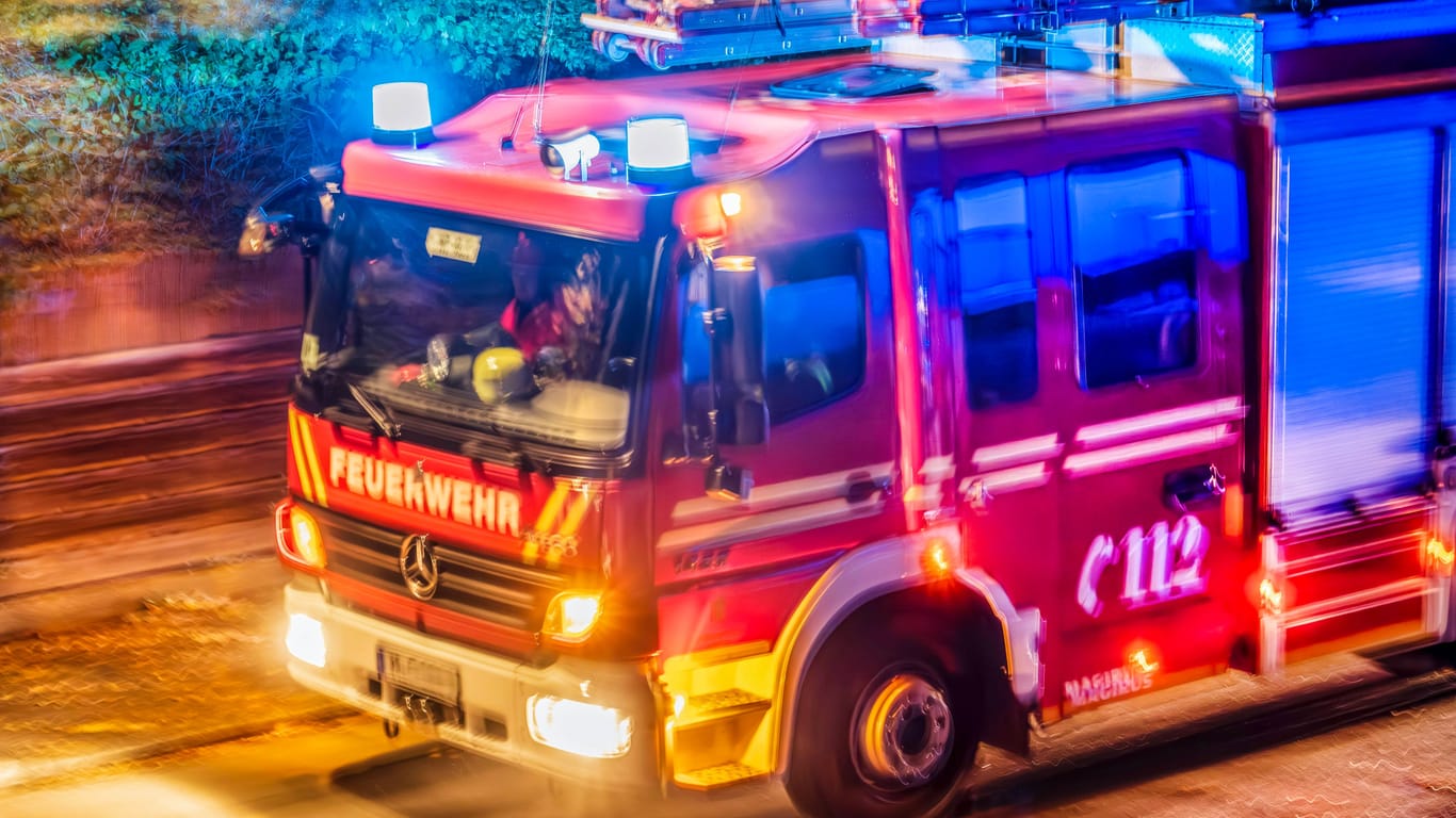 Ein Feuerwehrauto fährt in der Nacht durch München (Archivbild): Der Jugendliche wurde nach Abschluss der polizeilichen Maßnahmen an seine Erziehungsberechtigten übergeben.