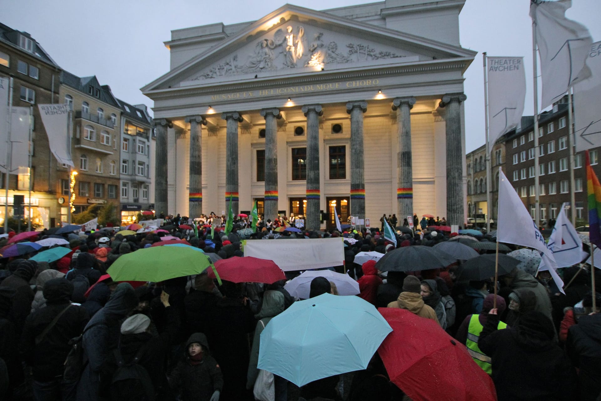 Ohne Regenschirm ging nichts: Bei der Kundgebung zur AfD-Gegendemo am Theater wurde es kalt und nass.