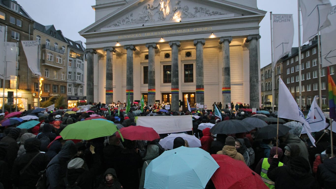 Ohne Regenschirm ging nichts: Bei der Kundgebung zur AfD-Gegendemo am Theater wurde es kalt und nass.