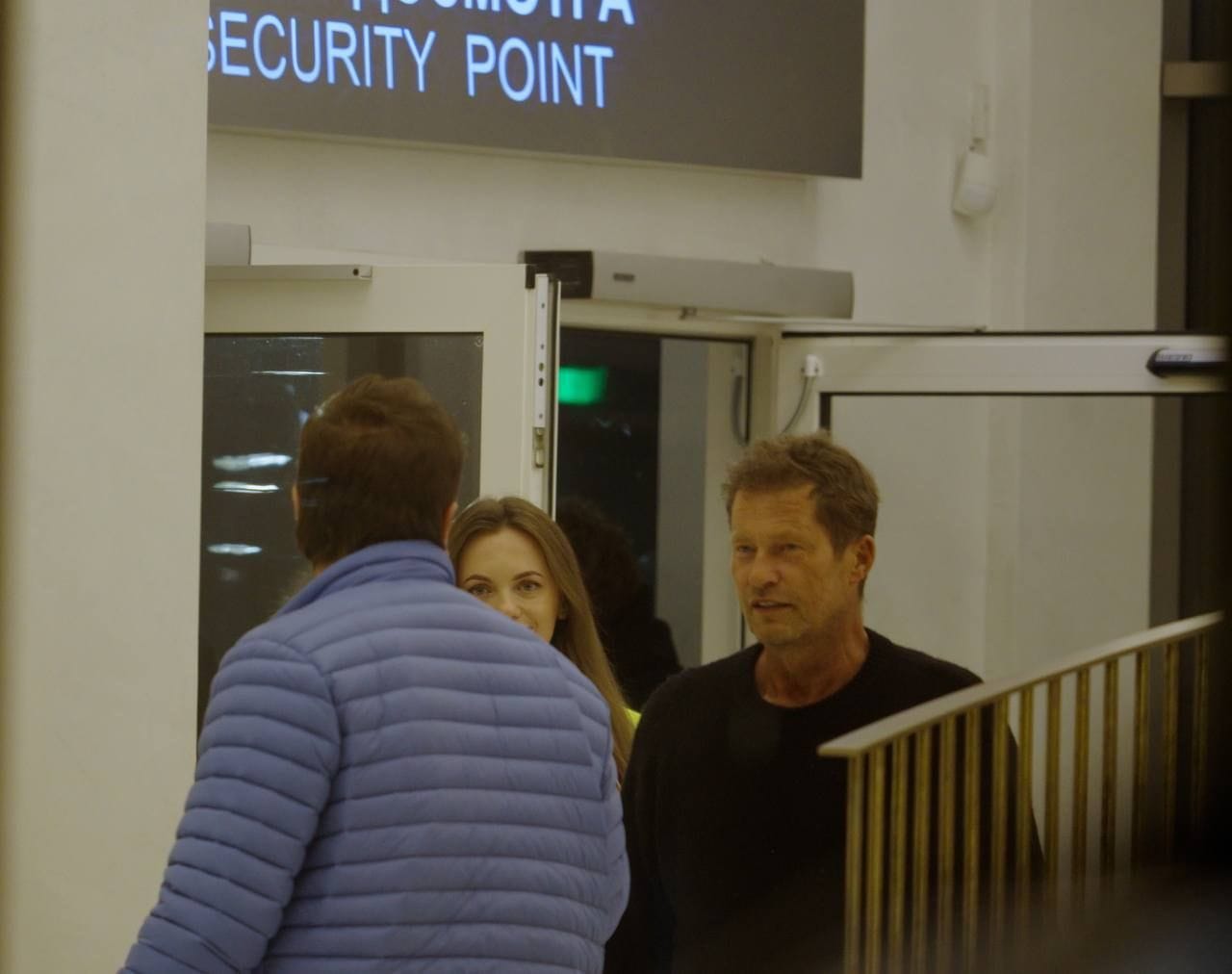 Til Schweiger: Bei seiner Ankunft am Flughafen Minsk entstanden Fotos mit Mitarbeitern einer Firma, die in Belarus für PR Autos driften lässt.