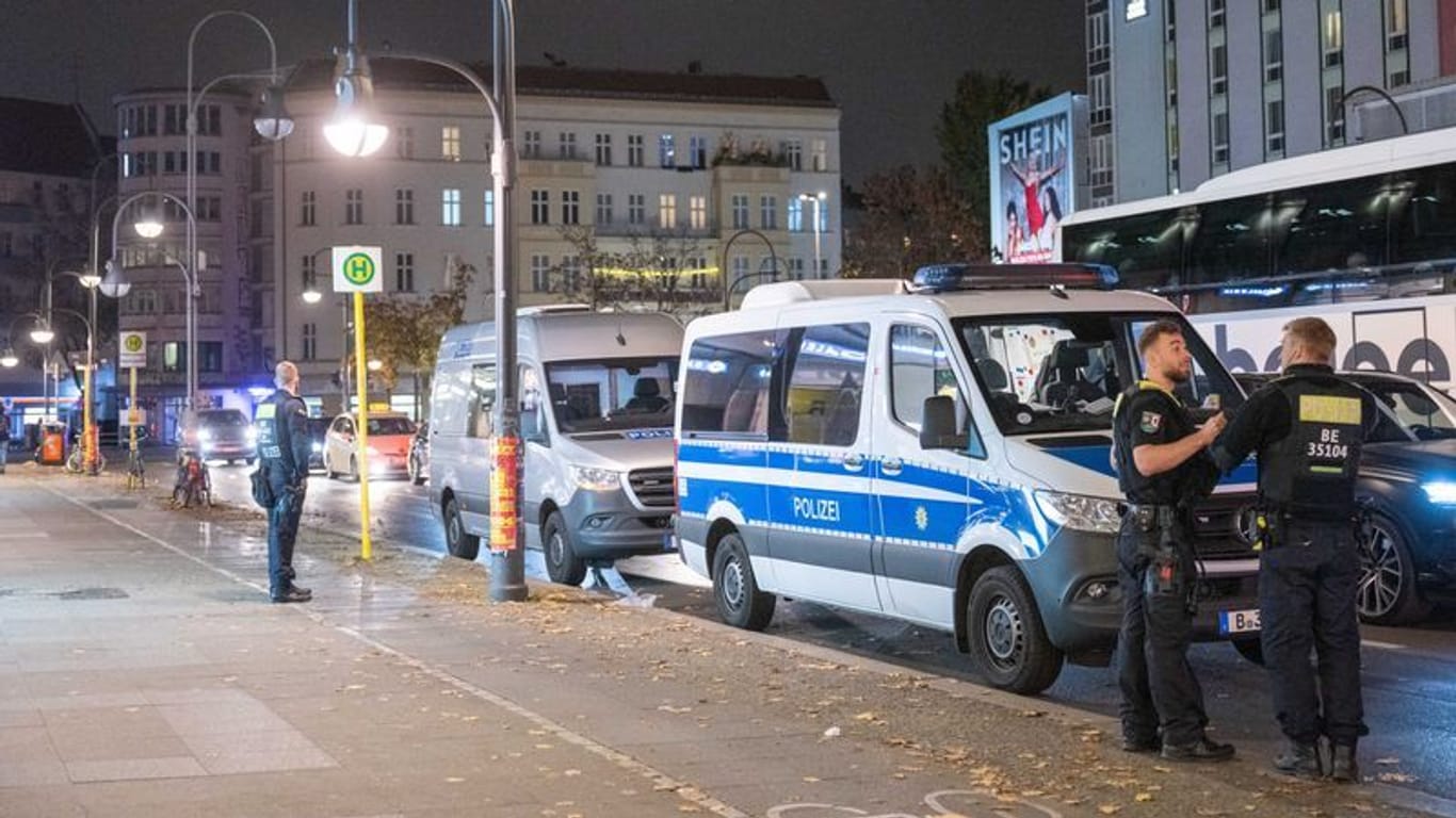 Polizisten stehen in der Halloweennacht am Hermannplatz. Bis zu 750 Polizisten waren im Einsatz.