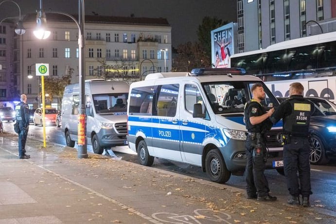 Polizisten stehen in der Halloweennacht am Hermannplatz. Bis zu 750 Polizisten waren im Einsatz.