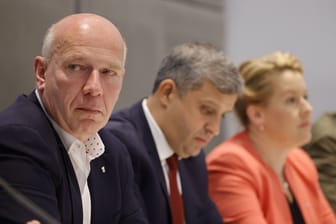 Berlins Regierender Bürgermeister Kai Wegner (links) mit den SPD-Chefs Raed Saleh (mitte) und Franziska Giffey. (Archivfoto)